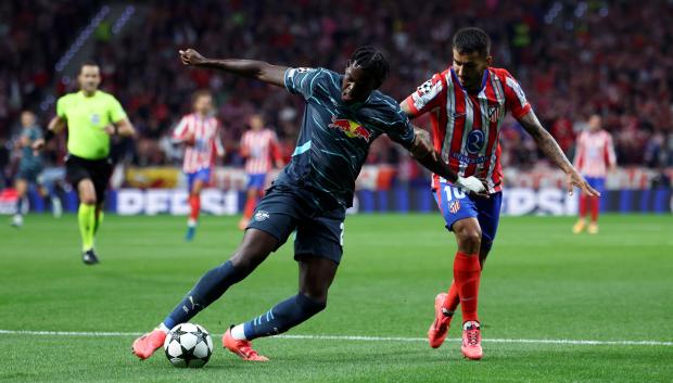 Castello Lukeba, en un partido de Champions ante el Atlético de Madrid