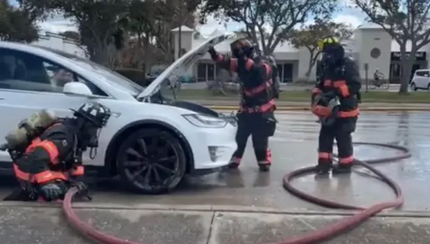 Hace dos años los bomberos aprendieron sobre el comportamiento de los eléctricos y el agua salada