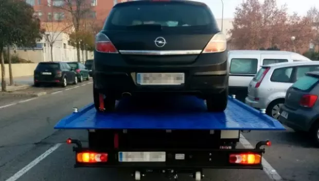 El coche en una grúa, una idea muy sensata