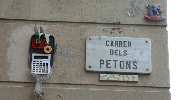 La placa con el nombre de la "calle de los besos", o carrer dels Petons