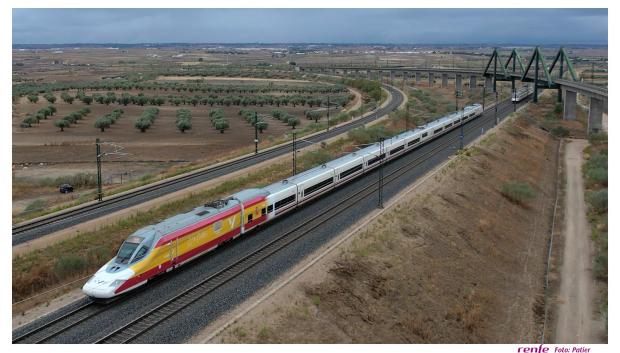 Tren de Renfe con la bandera de España