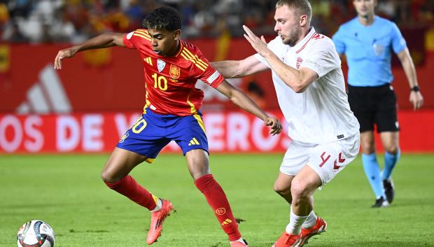 Lamine Yamal protege un balón ante Nelsson