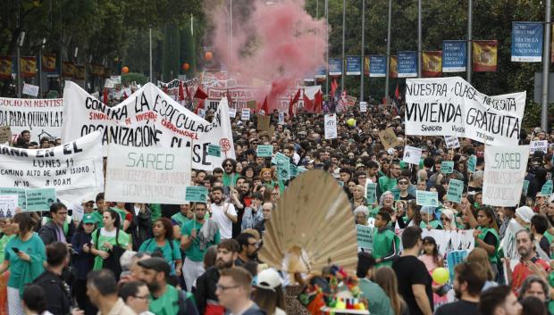 Vista de manifestantes contra la subida del alquiler, este domingo en Madrid