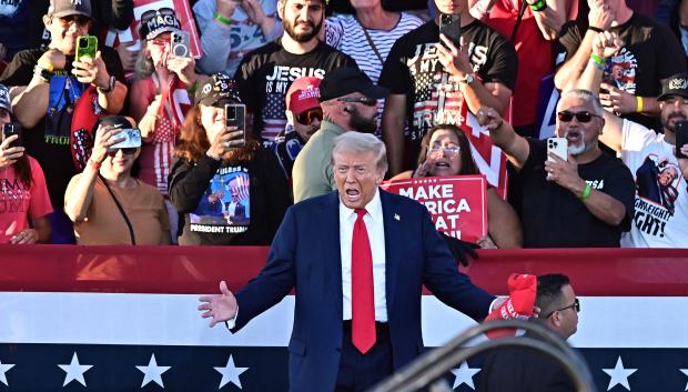 El expresidente estadounidense y candidato presidencial republicano Donald Trump en Coachella, California