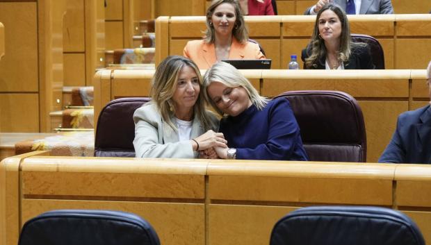 Marimar Blanco, junto a la portavoz del PP en el Senado