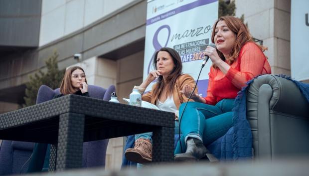 La influencer Carla Galeote junto a Alba Leo y Rodríguez Pam en una charla para jóvenes en Getafe