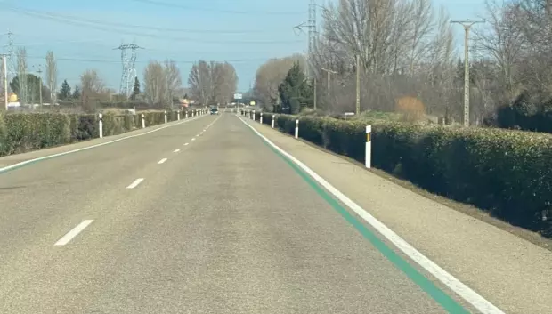 La línea verde paralela a la blanca para que parezca que la carretera es más estrecha