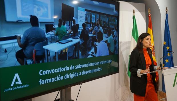 La delegada de Empleo, Mª Dolores Gálvez, durante la rueda de prensa