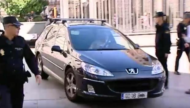 Pedro Sánchez en su Peugeot con carrocería familiar