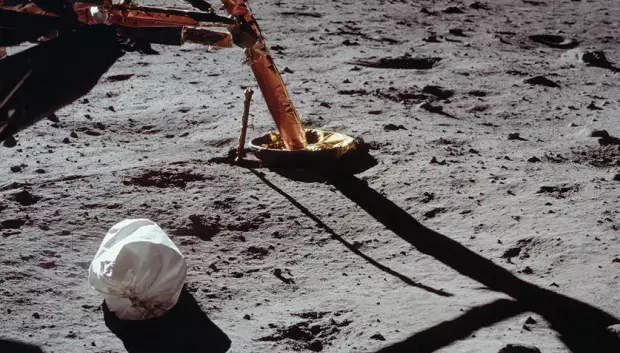 La primera foto que tomó Neil Armstrong en la Luna muestra una de las muchas bolsas de basura que los astronautas de las misiones Apolo dejaron en el satélite