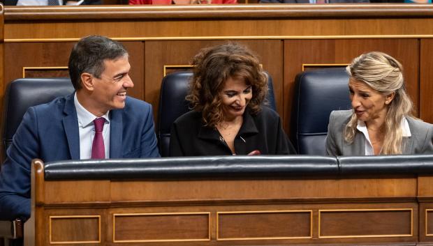 Pedro Sánchez y las vicepresidentas Montero y Díaz bromean en sus escaños