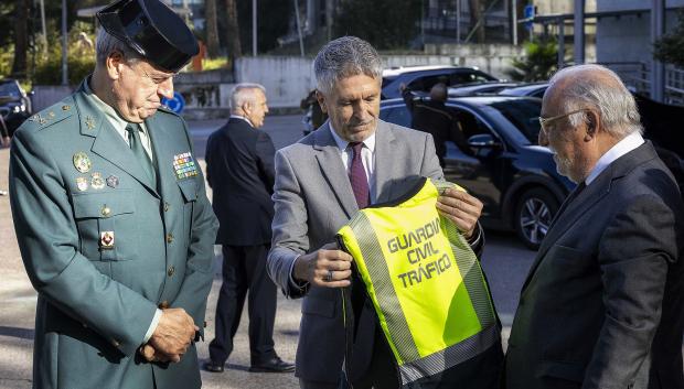 Marlaska y Pere Navarro durante la entrega de las primeras unidades