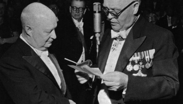 Hindemith recibiendo el premio Sibelius