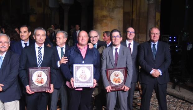 Galardonados y autoridades, en el Patio de los Naranjos