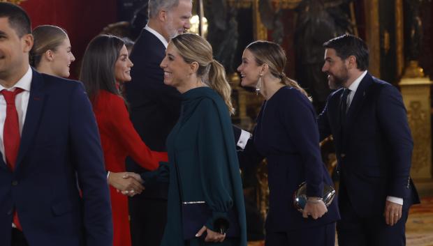 MADRID, 12/10/2024.- Los reyes de España, Felipe VI y Letizia, y la princesa de Asturias, Leonor de Borbón, saludan a los presidentes de las comunidades autónomas de Extremadura, María Guardiola (c); y Baleares, Marga Prohens (2d), mientras presiden la recepción con motivo del día de la Fiesta Nacional de España, celebrada tras el tradicional desfile, este sábado en el Palacio Real de Madrid. EFE/J.J. Guillén