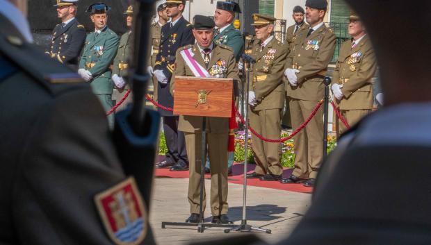 El general Ruiz Gómez dirigiéndose a los presentes