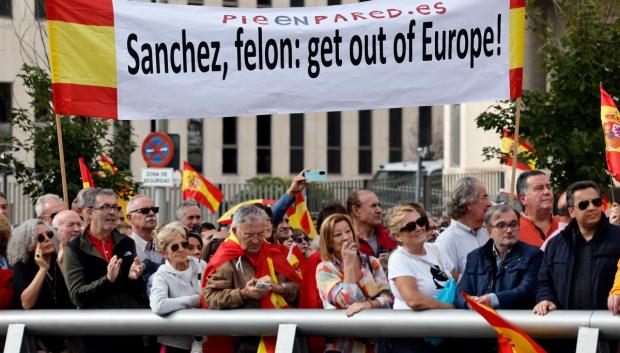 Imagen de una pancarta en inglés, con la intención de llevar el mensaje lejos de nuestras fronteras.