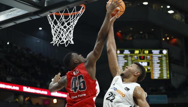 El pívot del Girona James Nnaji (i) hace un tapón al pívot caboverdiano del Real Madrid Edy Tavares durante el partido de cuarta jornada de la Liga ACB