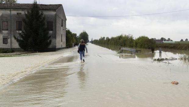 Mujer caminando por las inundaciones