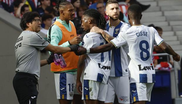 El centrocampista senegalés del CD Leganés Yvan Neyou (c) celebra tras anotar el 0-1