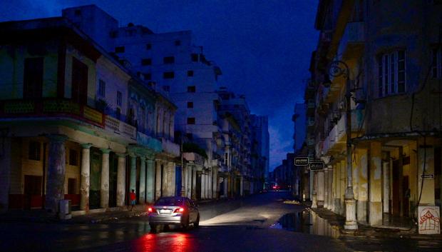 Un coche circula por una calle durante el apagón total que sufre Cuba