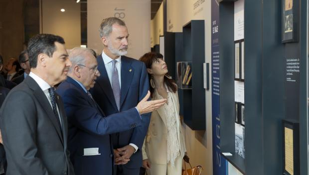 El rey Felipe VI, la ministra de igualdad Ana Redondo, el presidente de Andalucía, Juanma Moreno y el comisario de la exposición, el exvicepresidente del Gobierno, Alfonso Guerra (2i) inauguran este lunes en Sevilla la exposición Los Machado. Retrato de familia, que mostrará por primera vez juntos los dos grandes fondos documentales de los poetas Manuel y Antonio. EFE/ José Manuel Vidal / POOL