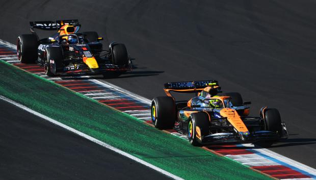 AUSTIN, TEXAS - OCTOBER 20: Lando Norris of Great Britain driving the (4) McLaren MCL38 Mercedes leads Max Verstappen of the Netherlands driving the (1) Oracle Red Bull Racing RB20 on track during the F1 Grand Prix of United States at Circuit of The Americas on October 20, 2024 in Austin, Texas.   Mark Sutton/Getty Images/AFP (Photo by Mark Sutton / GETTY IMAGES NORTH AMERICA / Getty Images via AFP)