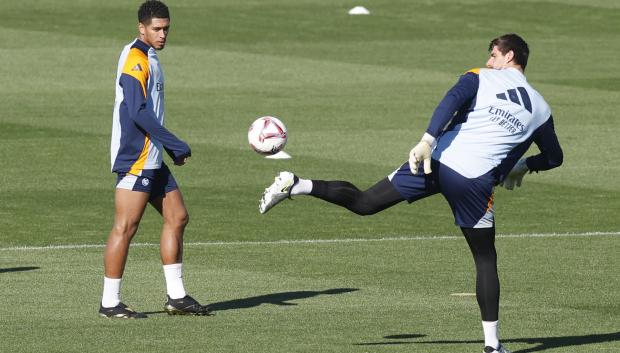 Thibaut Courtois, en un entrenamiento del Real Madrid con Jude Bellingham