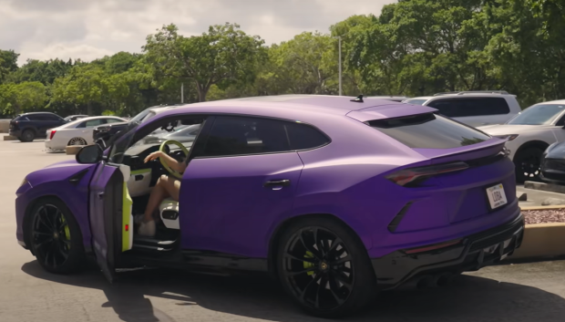 La cantante y las amigas dejan así el Lamborghini