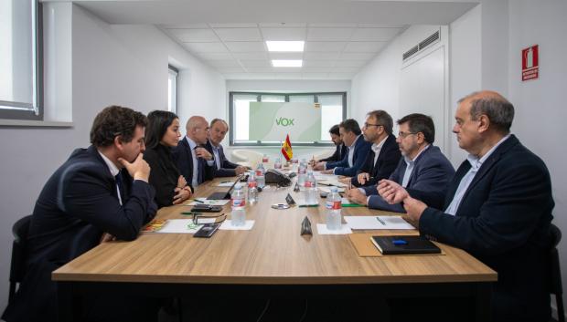 Jorge Buxadé y Mireia Borras encabezaron la reunión