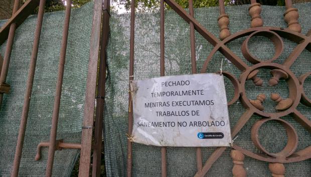 Un cartel que informa del cierre del jardín de San Carlos de La Coruña