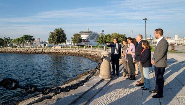 Visita de responsables de la Xunta y del Puerto de La Coruña al lugar en el que se ubicará el recinto