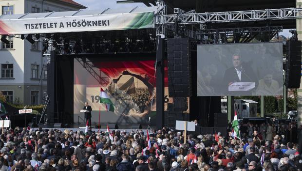 El primer ministro húngaro, Viktor Orban, pronuncia su discurso durante la conmemoración del 68º aniversario del estallido de la revolución húngara y la guerra de independencia contra el régimen comunista y la Unión Soviética en 1956