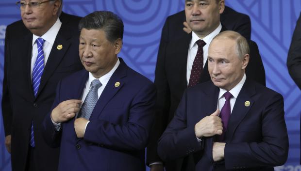 El presidente ruso, Vladimir Putin, habla con el presidente chino Xi Jinping Durante la cumbre de los BRICS en Kazán