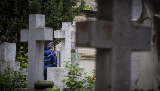 (Un hombre entre las lápidas del cementerio de San Isidro