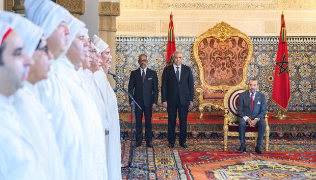 GRAF8782. RABAT, 23/10/2024.- El rey Mohamed VI de Marruecos (d), durante la audiencia celebrada este miércoles en Rabat para recibir a los miembros del Gobierno marroquí remodelado y a los nuevos prefectos. EFE/MAP/Driss Benmalek -SOLO USO EDITORIAL/SOLO DISPONIBLE PARA ILUSTRAR LA NOTICIA QUE ACOMPAÑA (CRÉDITO OBLIGATORIO)-