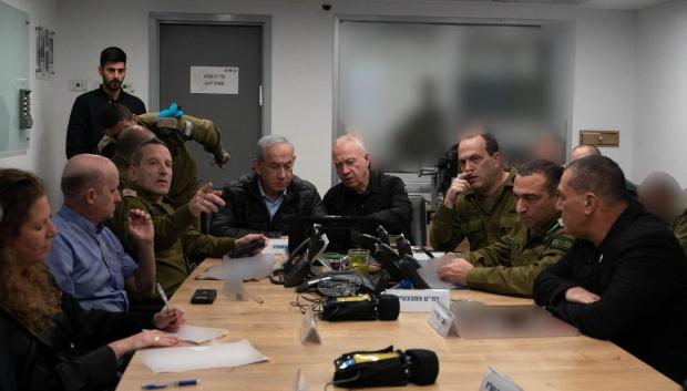 El primer ministro israelí, Benjamín Netanyahu, siguiendo el ataque a Irán junto al ministro de Defensa en la base militar de Kyria, en Tel Aviv