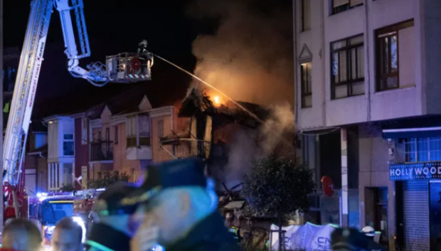 Equipos de emergencias durante un incendio causado por una exlosión, este sábado en Santander