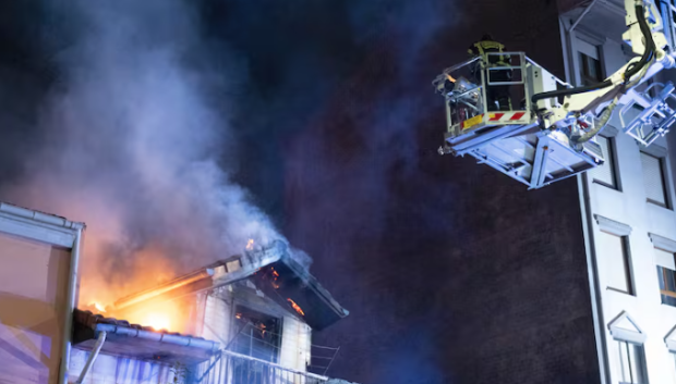 El equipo de bomberos trabaja para apagar el incendio