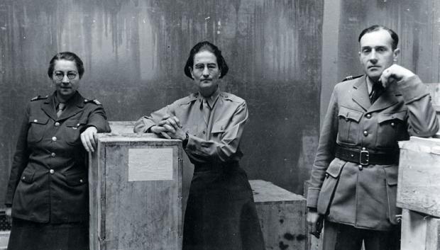 Rose Valland (izquierda), Edith Standen (centro) y Hubert de Bry (derecha) posando con cajas de arte en mayo de 1946