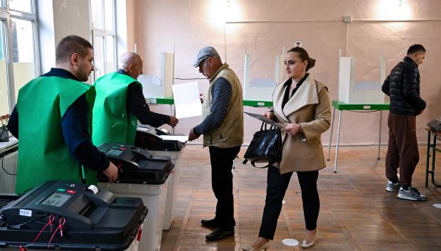 Votantes en un centro de votación en Tiblis