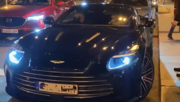 Topuria al volante del Aston Martin DB12