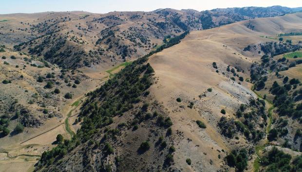 Montículo donde se encuentra Tugunbulak a vista de dron. Se puede comprobar que los restos no son observables a simple vista