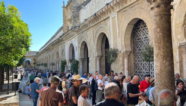 Turistas hacen cola en el Patio de los Naranjos para entrar en la Mezquita-Catedral de Córdoba.
POLITICA ANDALUCÍA ESPAÑA EUROPA CÓRDOBA ECONOMIA
CABILDO CATEDRAL DE CÓRDOBA