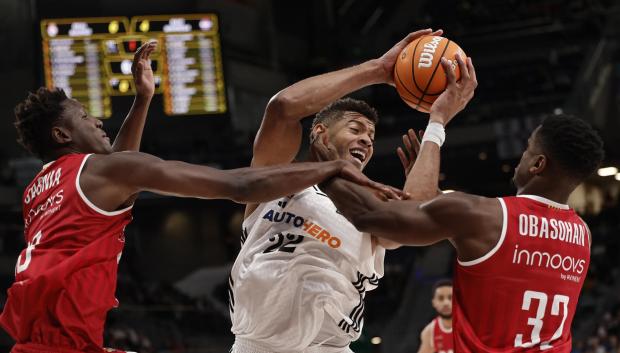 El pívot del Real Madrid Edy Tavares (c) disputa el balón con Musa Sagnia (i) y Retin Obasohan ambos del Manresa