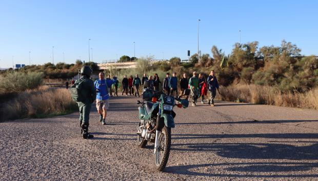 Peregrinos en el Camino Mozárabe protegidos por la Guardia Civil