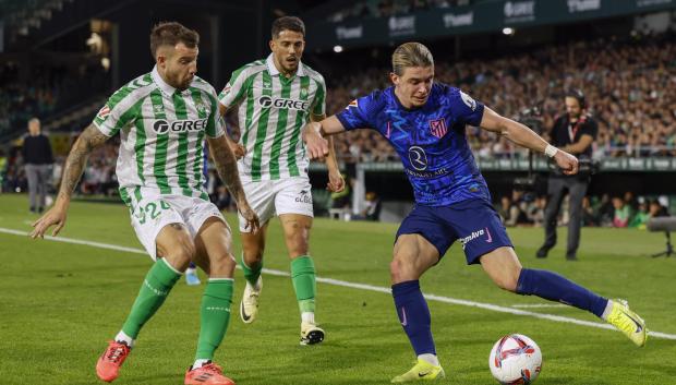 Conor Gallagher intenta centrar un balón en el duelo ante el Betis