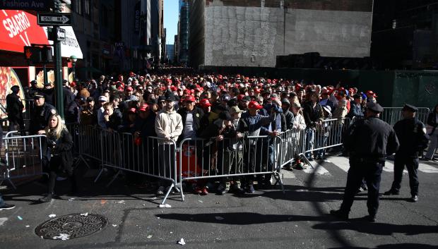 Miles de personas se congregan en Nueva York momentos antes del mitin del expresidente Donald Trump