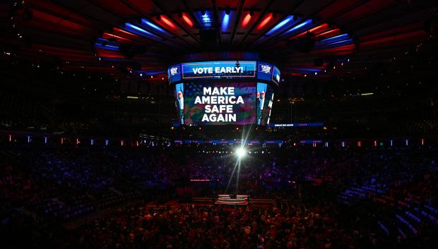 Los partidarios del expresidente estadounidense y candidato presidencial republicano Donald Trump esperan un mitin de campaña en el Madison Square Garden de Nueva York