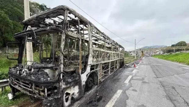 Así quedó uno de los dos buses de la hinchada de Cruzeiro tras la emboscada de la barra brava de Palmeiras